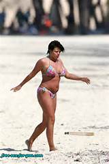 Jade Goody Showing Her Big Tits To Paparazzi On Beach