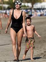 Jade Goody Spends Some Quality Time With Her Family On The Beach