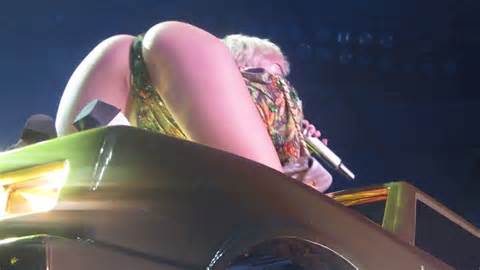 Miley Cyrus Wardrobe Malfunction On Bangers Tour The Porn Clerk