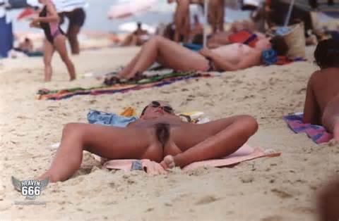 Pussy Spread At The Nudie Beach