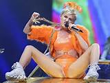 Miley Cyrus 100 Nude Pussy On Stage Wardrobe Malfunction On Bangerz