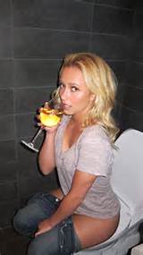 Hayden Panettiere Leaked ICloud Picture Peeing On The Toilet