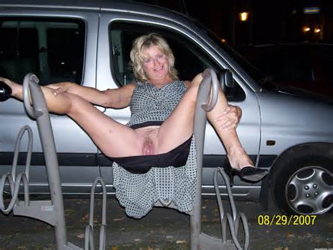 Older Pussy Flashing In Parking Lot Bars Female Flash