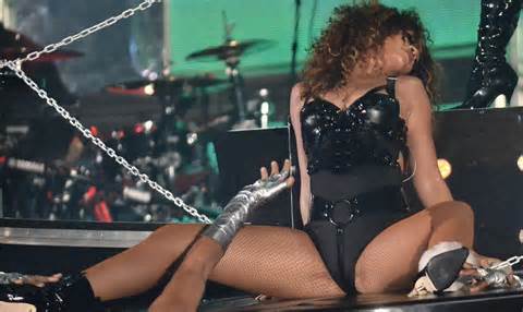 Rihanna Pussy And Crotch In Concert Shows Vag